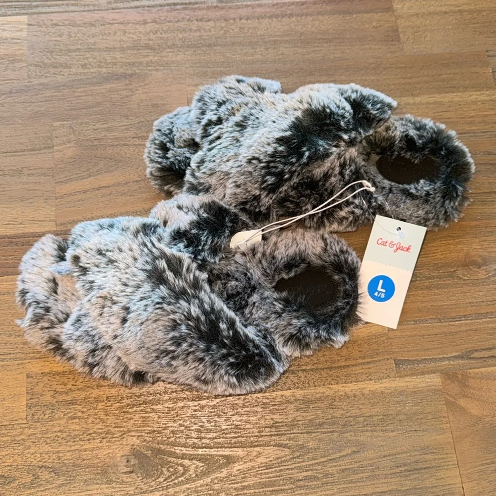 🎈Cat & Jack Youth Black Licorice/Brooklyn Crossband Fur Slippers, Large 4/5, NWT